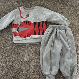 Gray Kids fleece Sweatshirt & fleece Joggers Set with Red Tiger Graphic size 4T